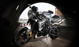 2012 'Ace Cafe' 675CR Street Triple Limited Edition_2