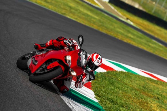 2014 Ducati 899 Panigale in Action_1