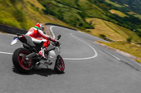 2014 Ducati 899 Panigale in Action_10
