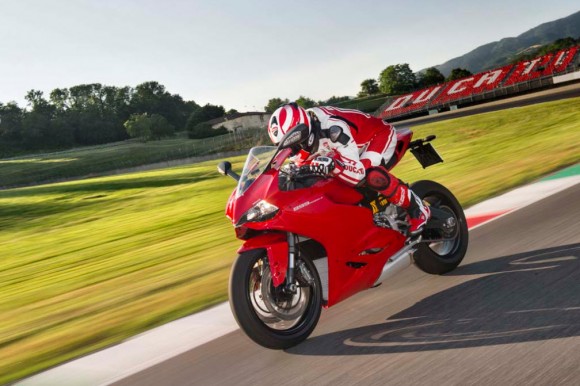 2014 Ducati 899 Panigale in Action_3