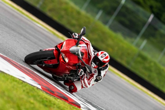 2014 Ducati 899 Panigale in Action_4