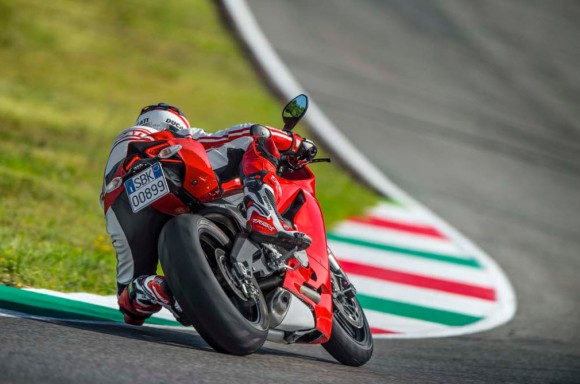 2014 Ducati 899 Panigale in Action_6