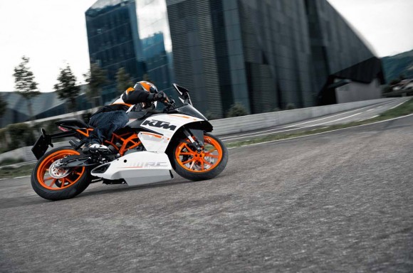 2014 KTM RC390 In Action_1