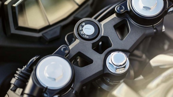 2014 Yamaha YZF-R125 Europe-Specs Key Lock