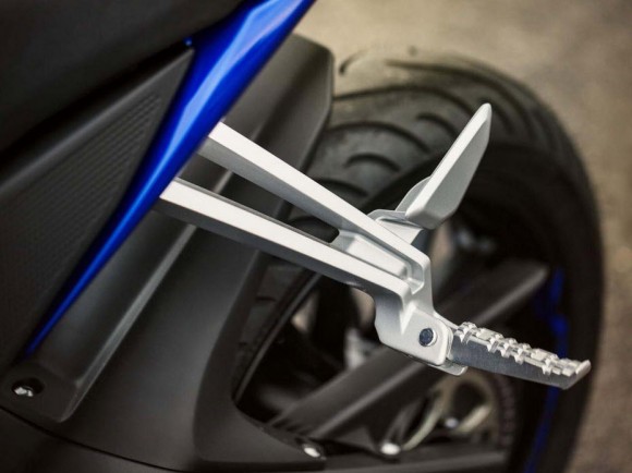 2014 Yamaha YZF-R125 Europe-Specs Passenger Foot Steps