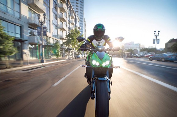 2015 Kawasaki Z1000 ABS In Action_2