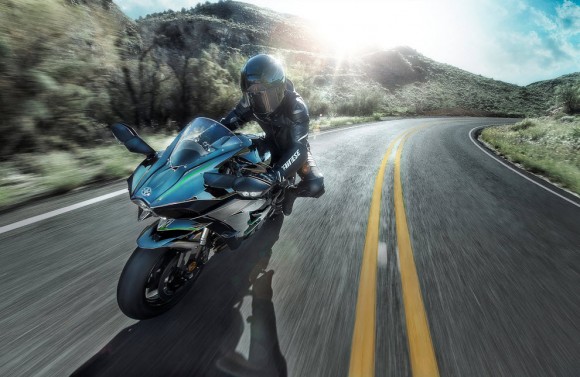 2015 Kawasaki Ninja H2 in Action_5
