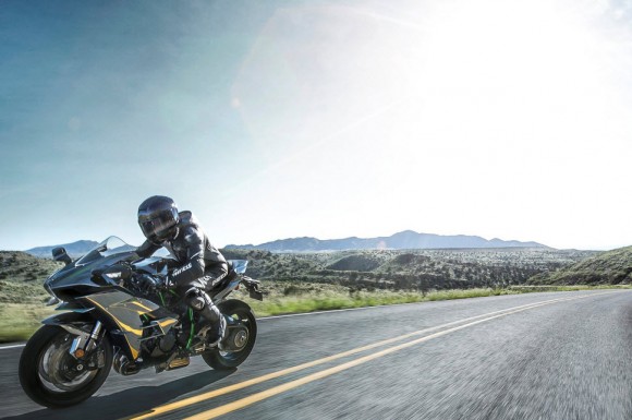 2015 Kawasaki Ninja H2 in Action_7
