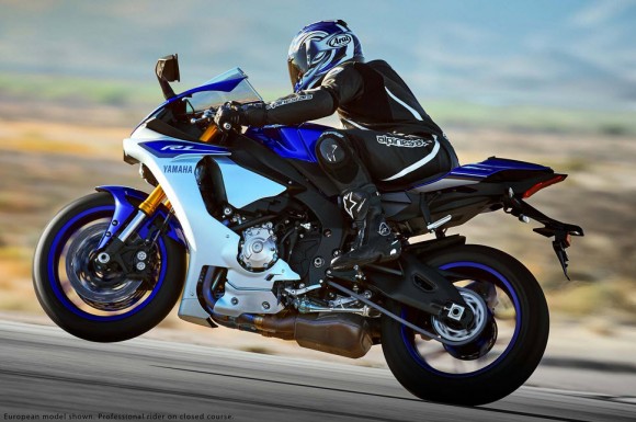 2015 Yamaha YZF-R1 in Action_1