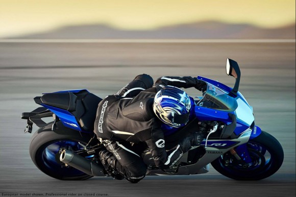 2015 Yamaha YZF-R1 in Action_2