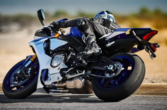 2015 Yamaha YZF-R1 in Action_4
