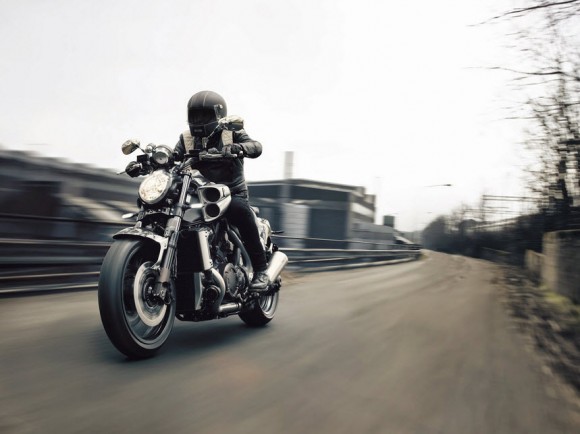 2015 Yamaha VMAX Carbon In Action_1