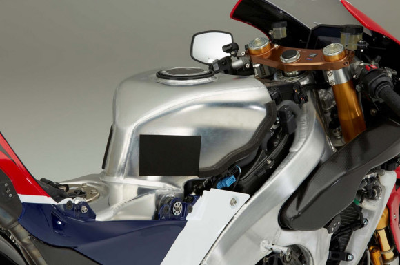 2016 Honda RC213V-S Fuel Tank Uncover