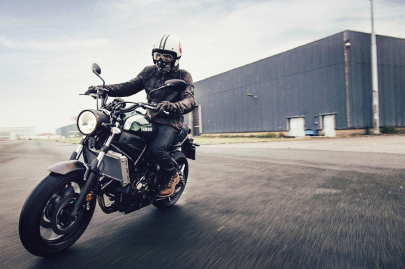 2016 Yamaha XSR700 Retro-styled Streetbike In Action