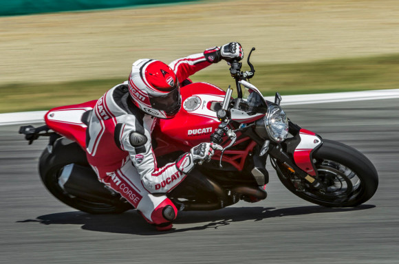 2016 Ducati Monster 1200R in Action_1
