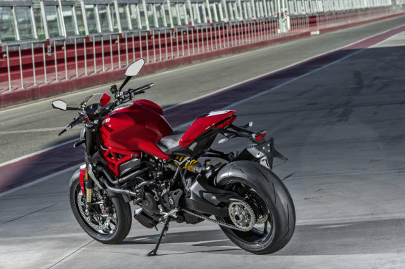 2016 Ducati Monster 1200R in Action_10