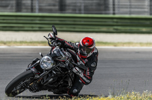 2016 Ducati Monster 1200R in Action_11