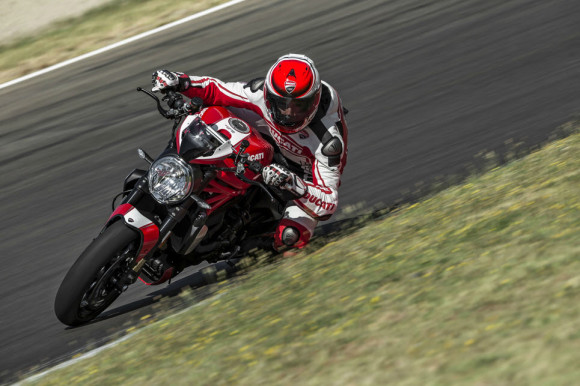 2016 Ducati Monster 1200R in Action_4