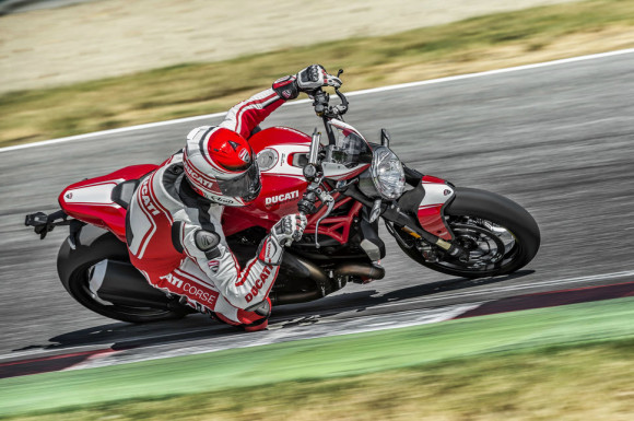 2016 Ducati Monster 1200R in Action_5