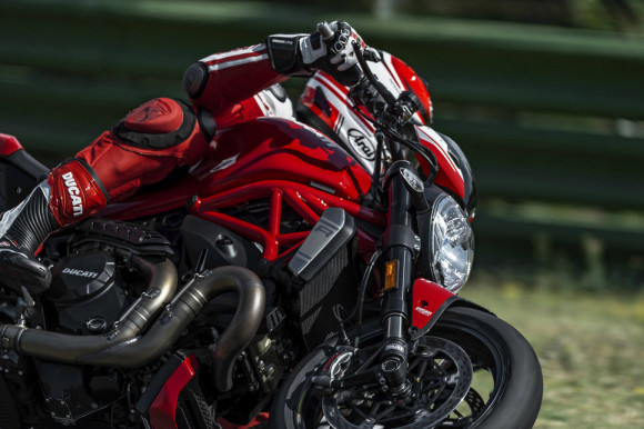 2016 Ducati Monster 1200R in Action_7