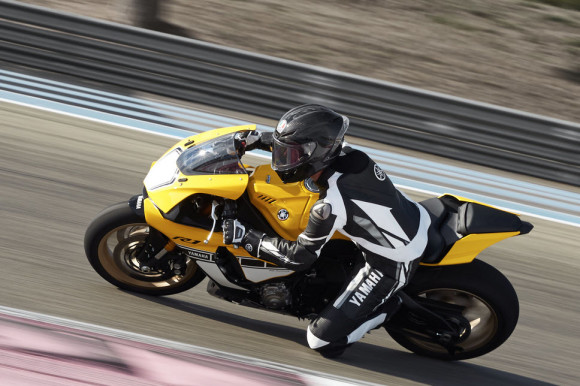 Yamaha YZF-R1 60th Anniversary Edition in Action_5