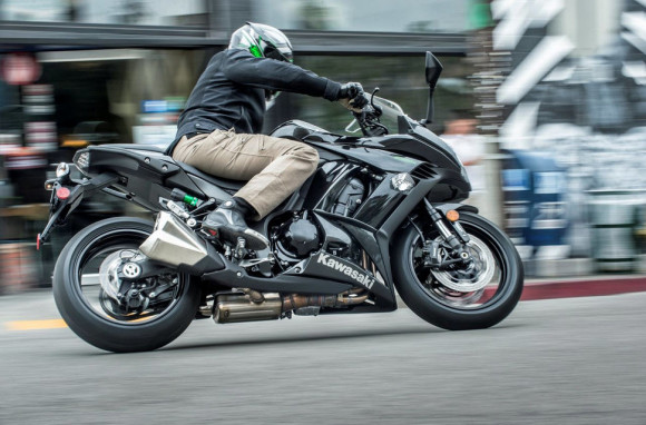 2016 Kawasaki Ninja ZX-10R In Action_1