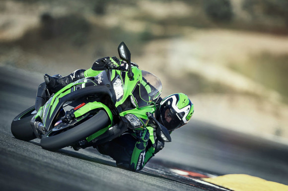 2016 Kawasaki Ninja ZX-10R In Action_2