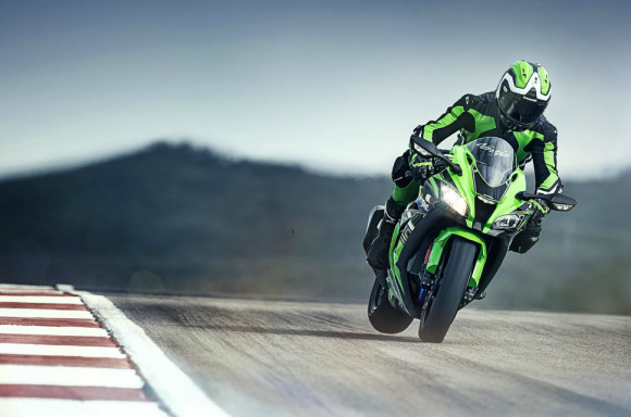 2016 Kawasaki Ninja ZX-10R In Action_3