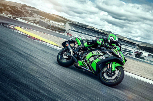 2016 Kawasaki Ninja ZX-10R In Action_4