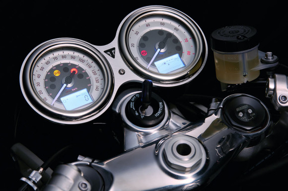 2016 Triumph Thruxton R Dashboard