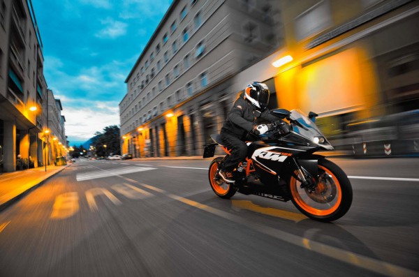 2014 KTM RC125 In Action_2