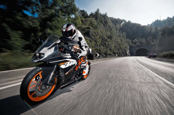 2014 KTM RC200 In Action_4