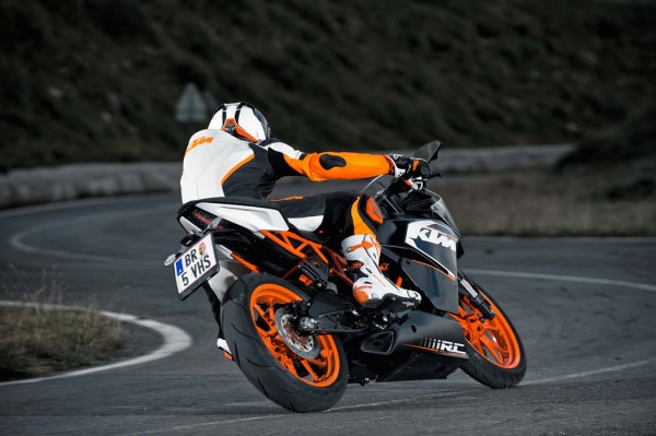 2014 KTM RC200 In Action_7
